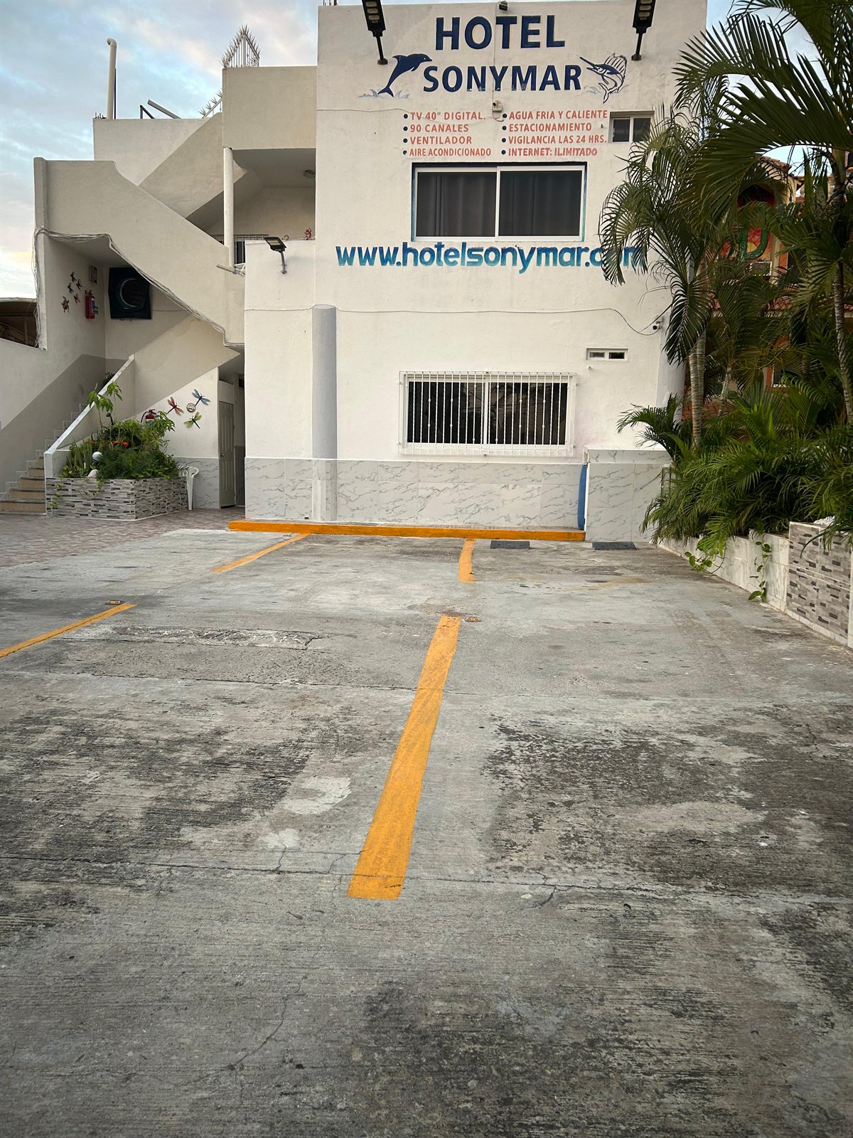 Fachada y Estacionamiento Hotel Sonymar