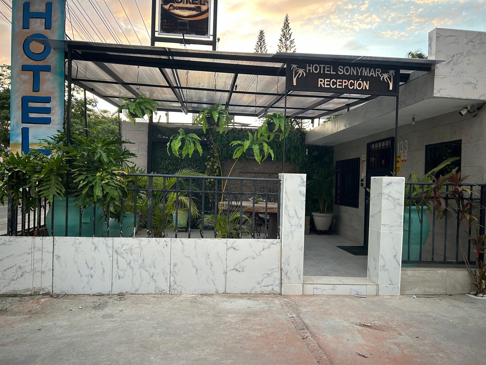 Recepción y Terraza Hotel Sonymar